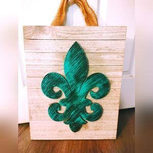 Elegant Wooden Fleur De Lis Wall Art from Reclaimed Pallet Boards
